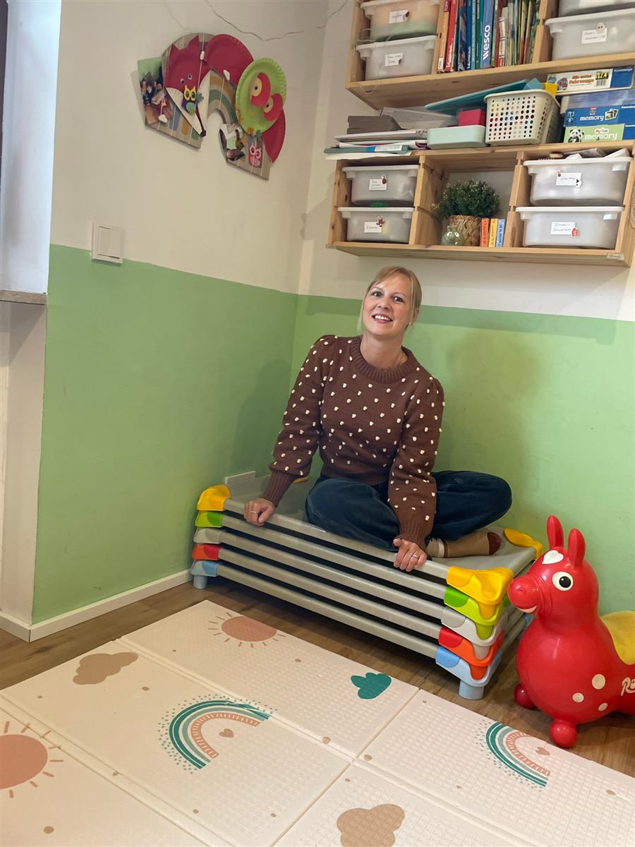 Natalie Gohlke sitzt im Spielbereich der RehKids Mannheim